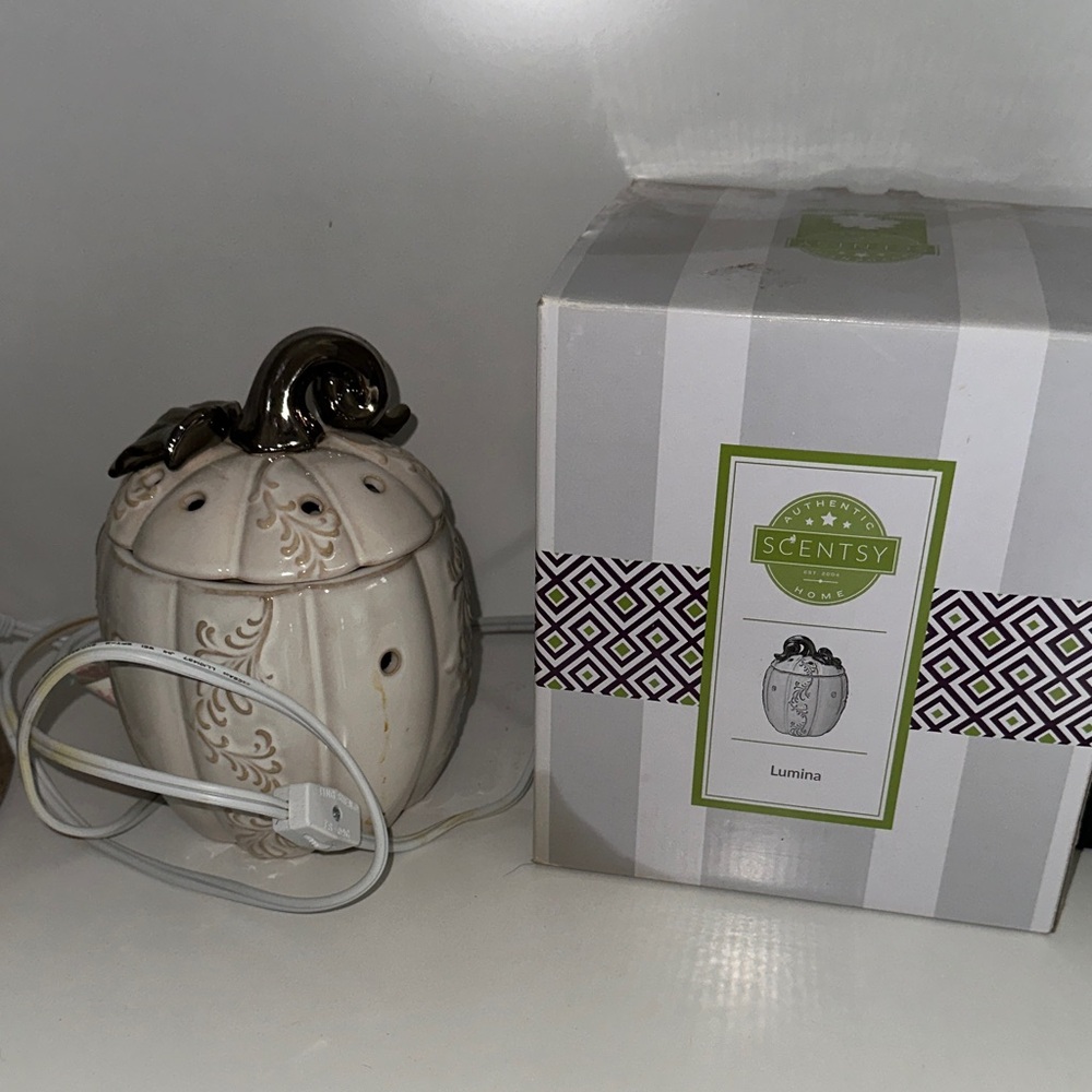 Scentsy Cream Pumpkin Warmer with Bronze Stem